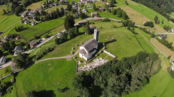 ¿Qué elementos clave se deben evaluar en un estudio de mercado para desarrollos de vivienda multifamiliar?