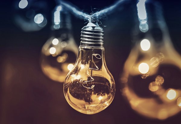 ¿Qué estrategias existen para optimizar la eficiencia energética en el hogar y reducir la factura de luz?